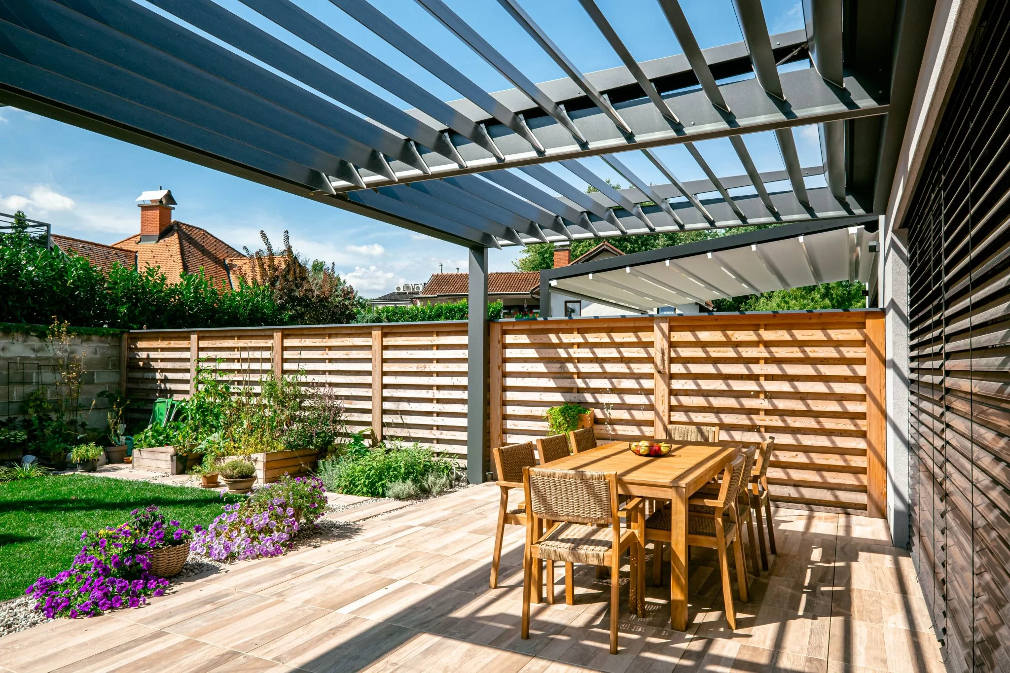 Dokončana Hard-Top pergola z integrirano LED-razsvetljavo