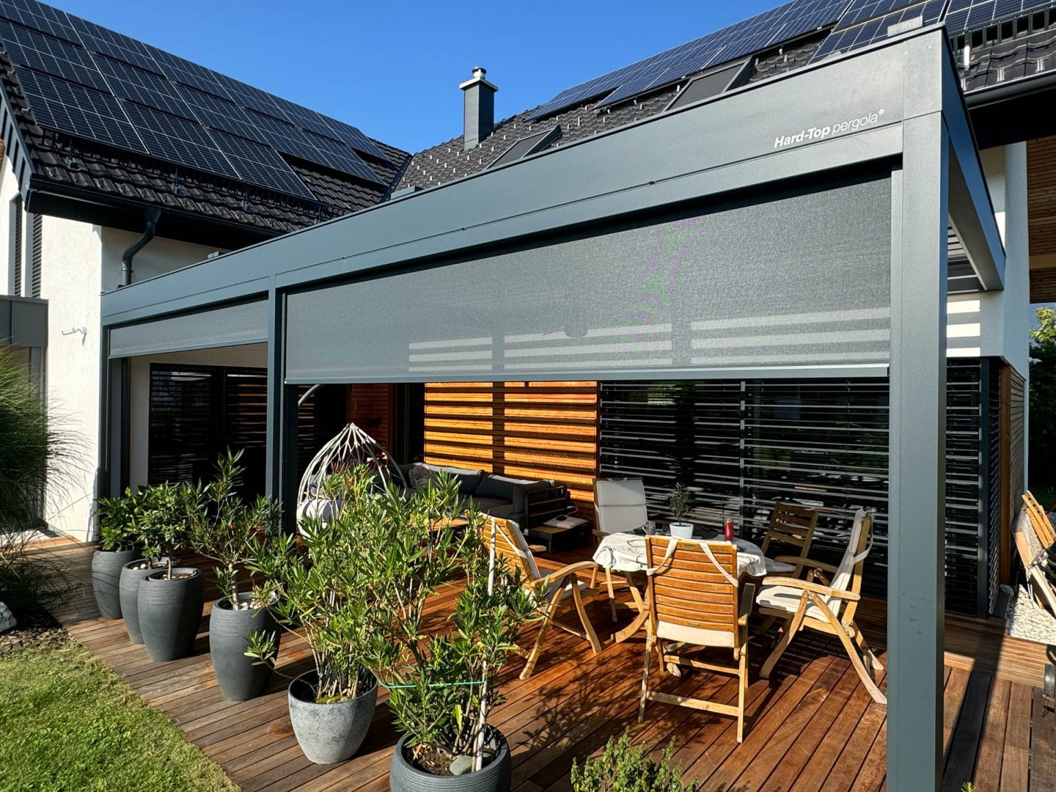 Večerni ambient pergole, ZIP screen zaprti za senco in intimnost