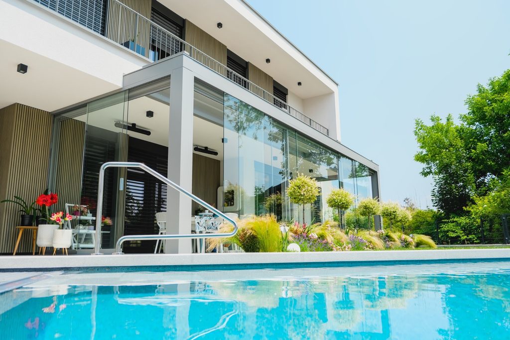 Pergola, pritrjena na objekt, lahko deluje kot naravni podaljšek bivalnega prostora.