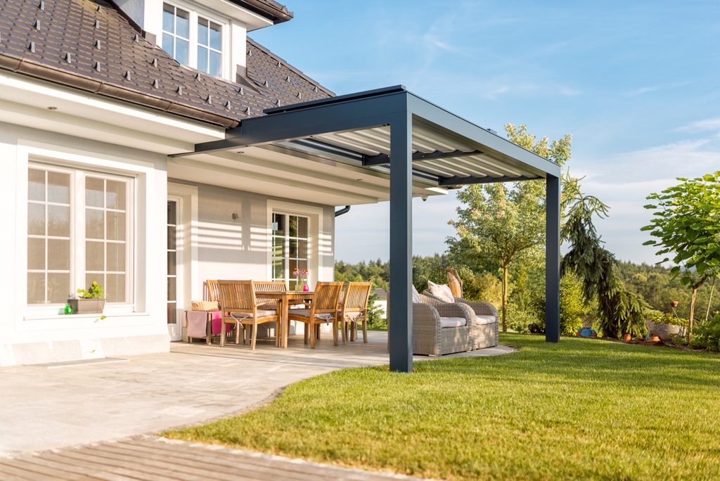 Vrtna pergola teraso spremeni v prijeten in uporaben del doma.