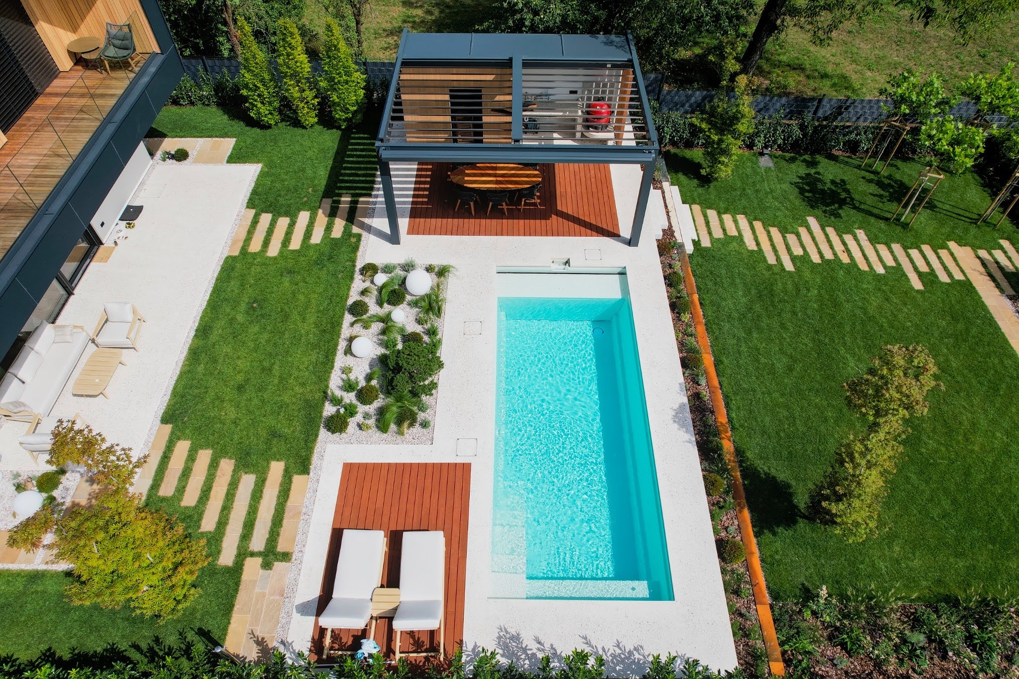 Slovenska bioklimatska Hard-Top pergola podjetja Inoxvrbovšek d.o.o.