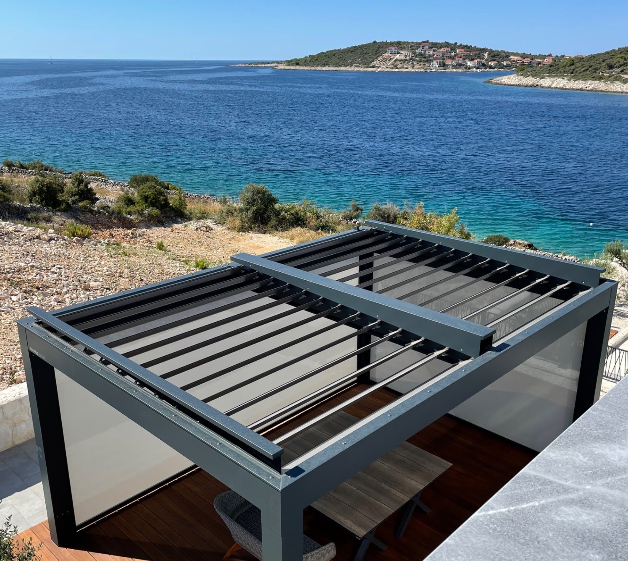 Hard-Top pergola neposredno ob morju v Sevidu pri Šibeniku na Hrvaškem.